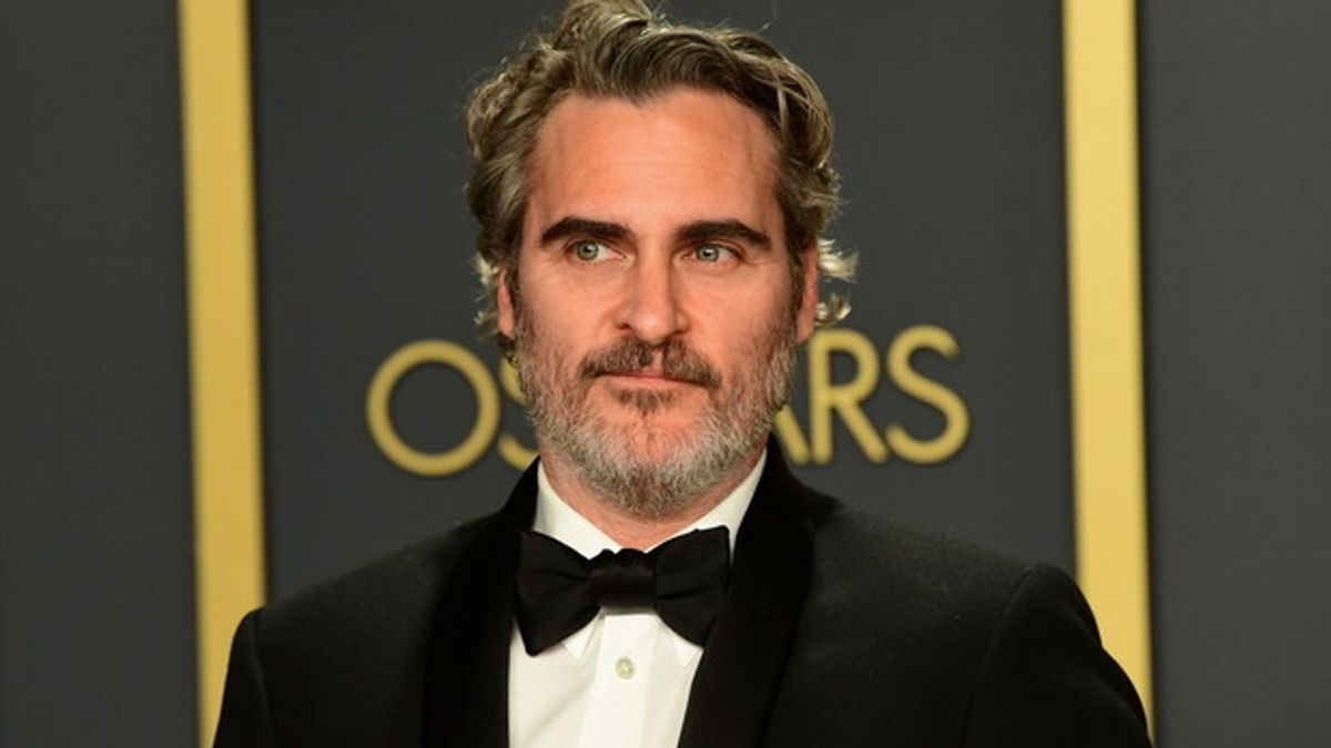 Capello corto e barba regolare, sopracciglia curate ma naturali. Come Joaquin Phoenix © Afp