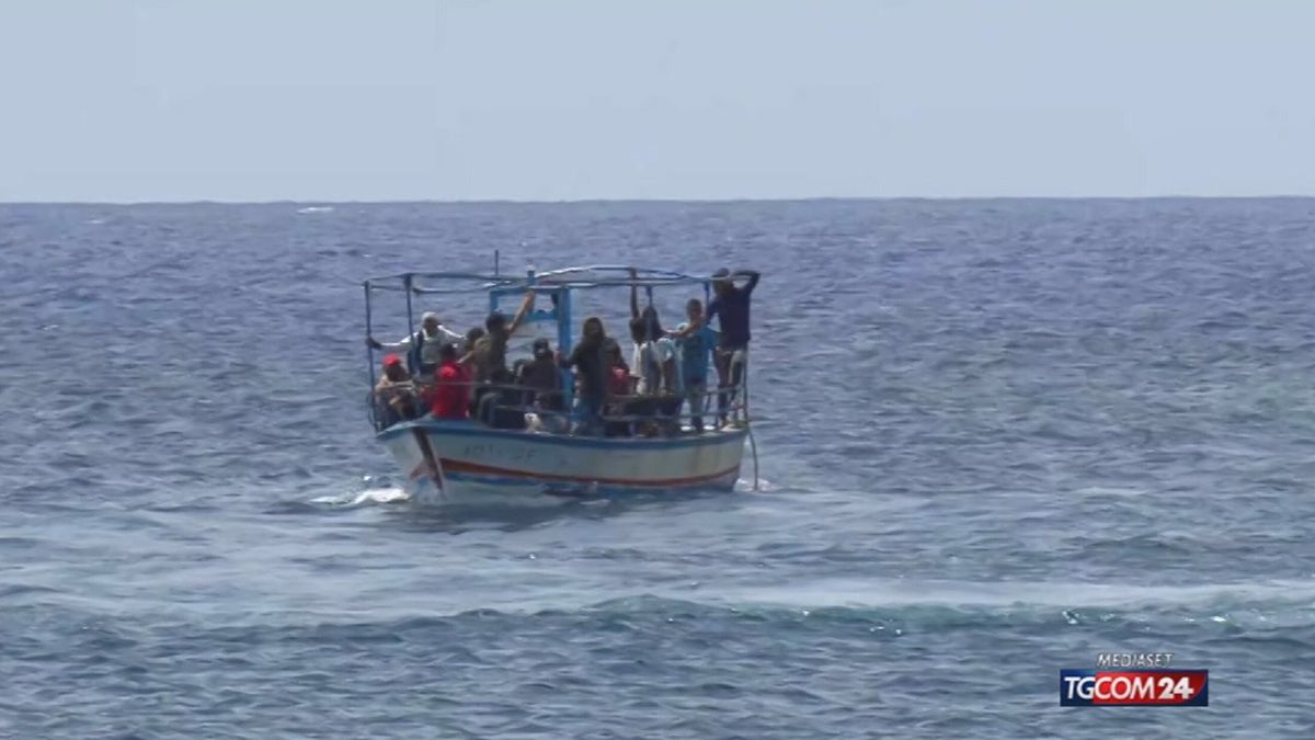 Più di 2mila migranti a Lampedusa in 24 ore © Da video