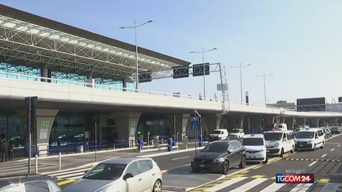 Svuotavano pacchi all'aeroporto di Fiumicino: 2 arresti © Da video