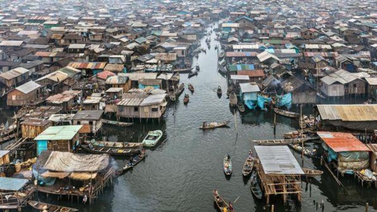 Edward Burtynsky, Makoko #2, Lagos, Nigeria 2016
photo © Edward Burtynsky, courtesy Admira Photography, Milan / Nicholas Metivier Gallery, Toronto © ufficio-stampa