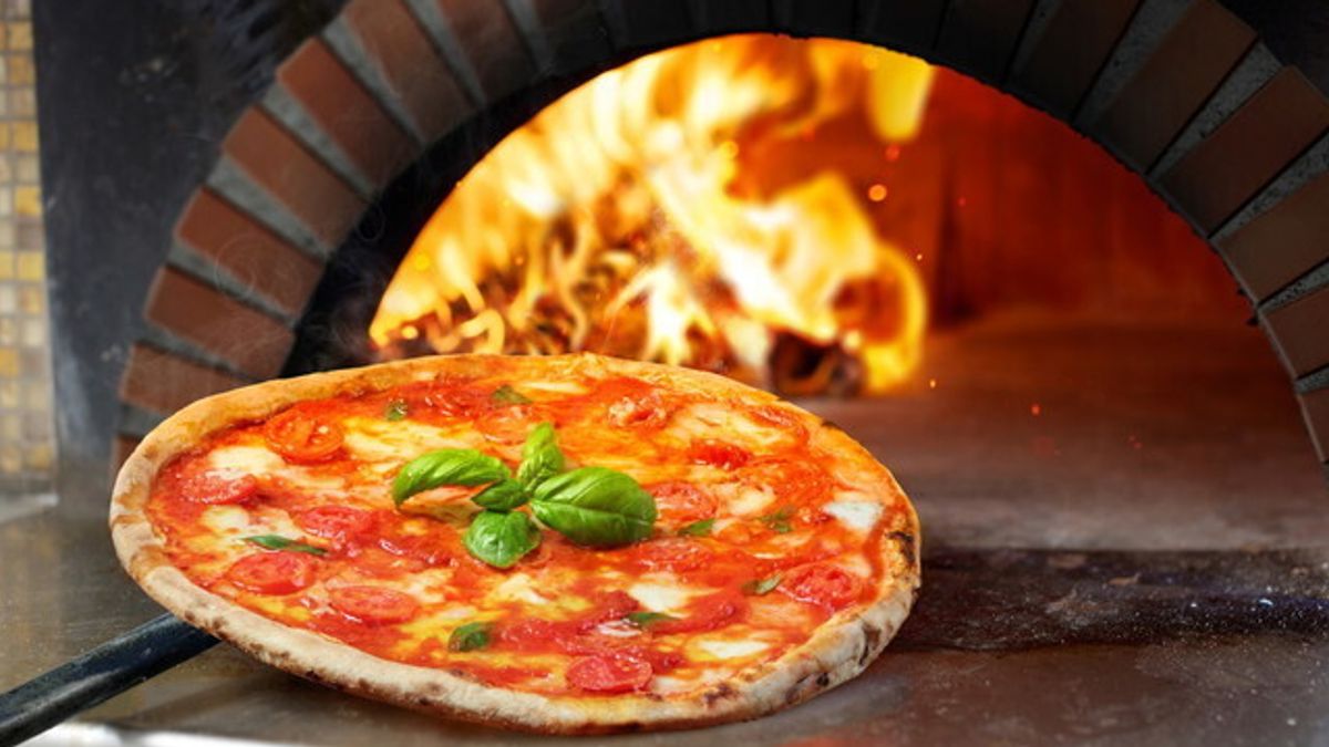 La cottura tradizionale è rigorosamente nel forno a legna © Istockphoto