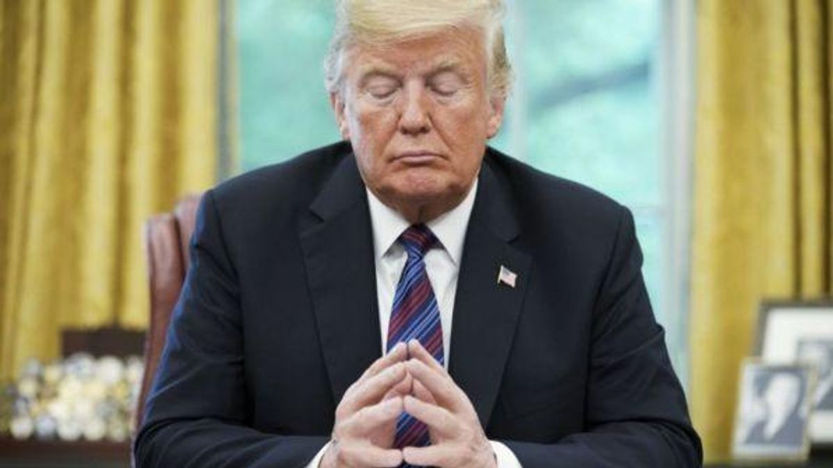 Il presidente degli Stati Uniti Donald Trump ascolta durante una conversazione telefonica il presidente messicano Enrique Pena Nieto sul commercio nell'Ufficio ovale della Casa Bianca a Washington, DC, il 27 agosto 2018. © -afp