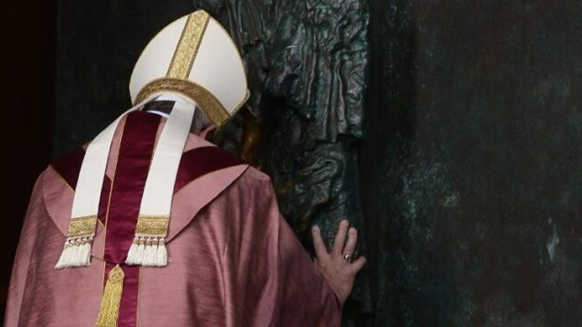 Papa Francesco apre la Porta Santa di San Giovanni in Laterano © -afp