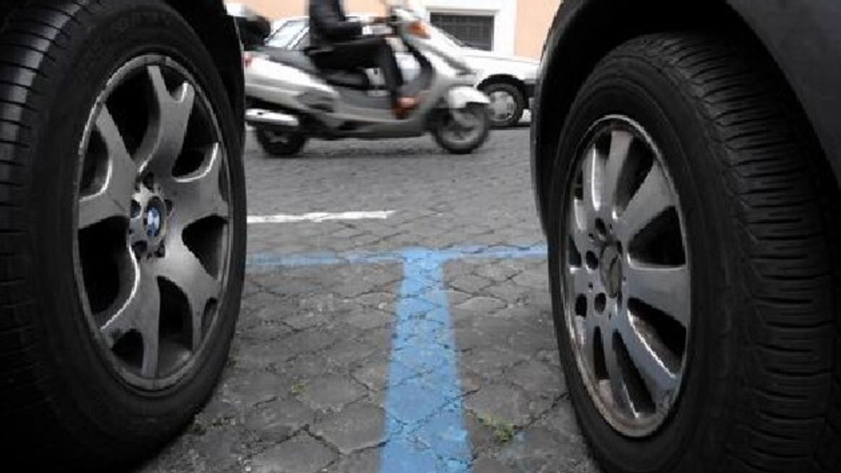 Un parcheggio a strisce blu © ansa