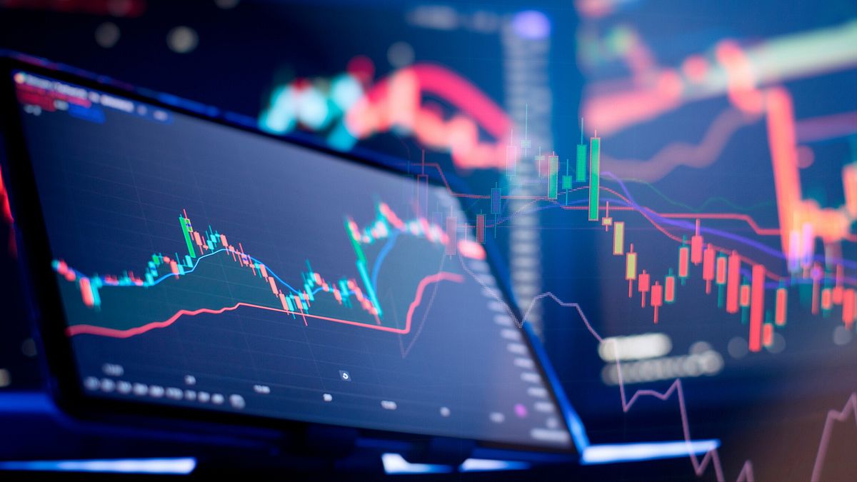Planning and strategy financial portfolio and assets manager analyzing . Financial and banking © Ufficio stampa