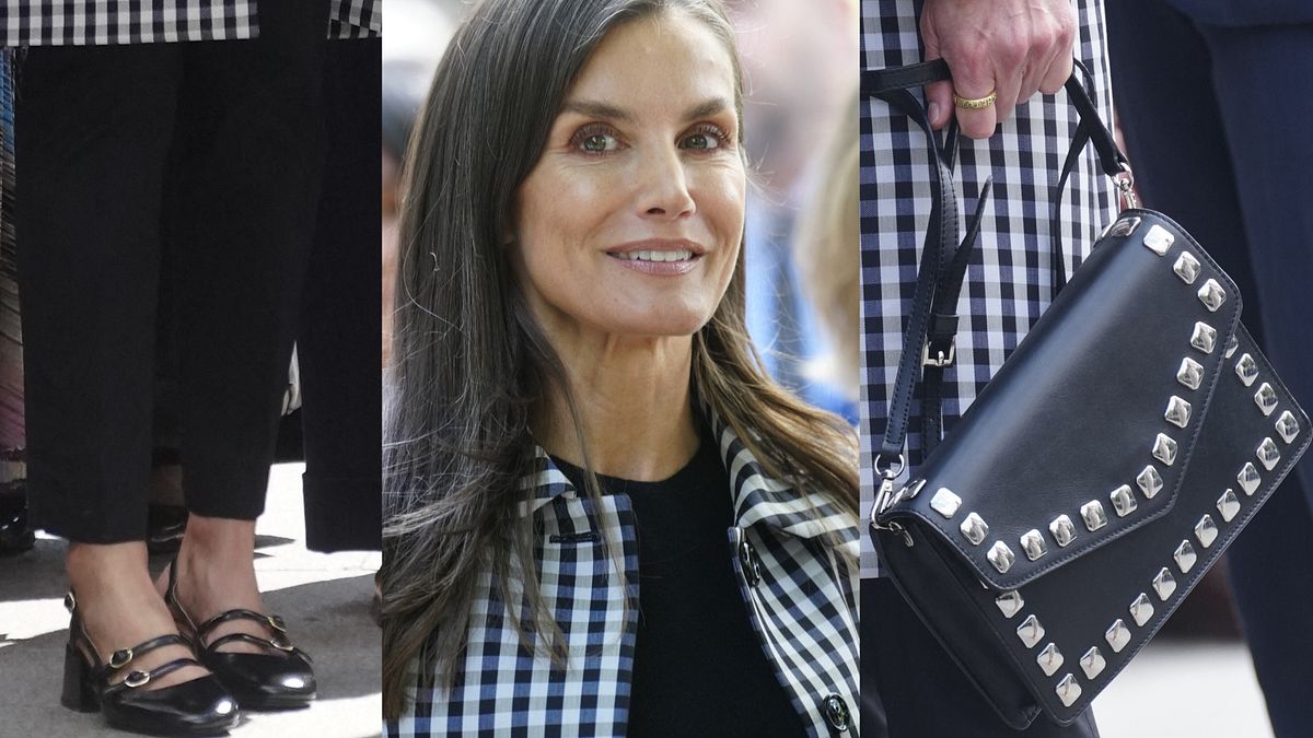 L'outfit scelto da Letizia di Spagna per la sua visita alla Cuesta de Moyano, la fiera permanente del libro di Madrid © IPA