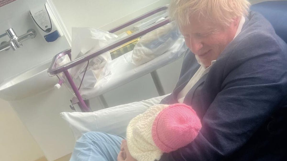 Boris Johnson coccola la piccola Poppy Eliza Josephine, quarta figlia avuta dalla terza moglie Carrie © Dal Web