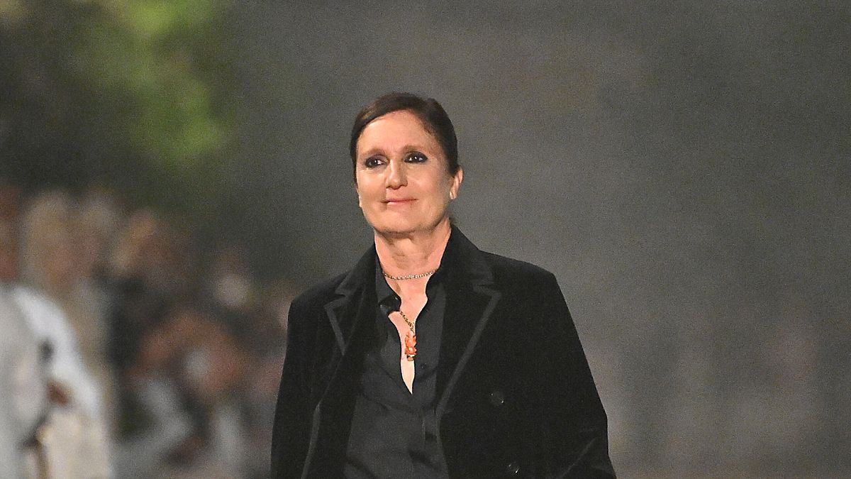 Dior Cruise 2026: i best look dalla sfilata a Roma, nel parco di Villa Albani Torlonia. La direttrice creativa Maria Grazia Chiuri nel finale © Afp