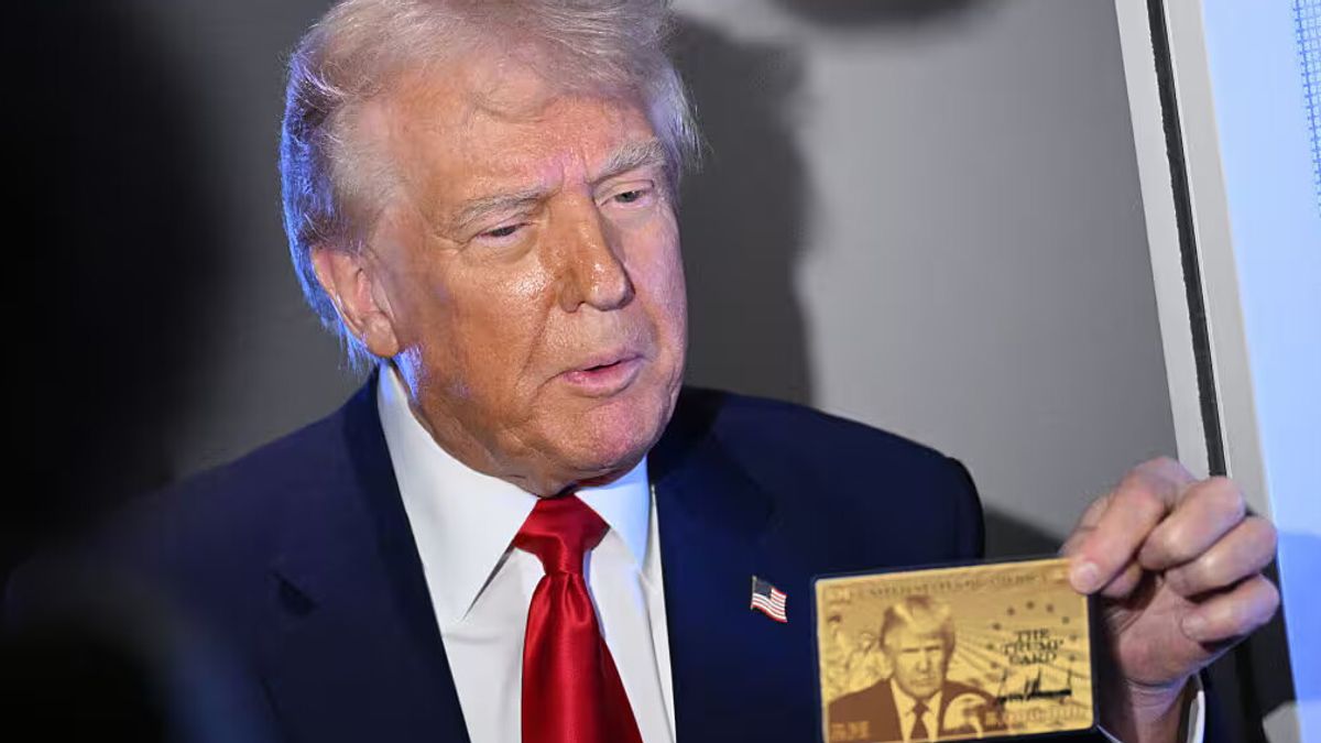 Donald Trump presenta la Gold Card: la residenza permanente negli Usa è ora in vendita a 5 milioni di dollari © Afp