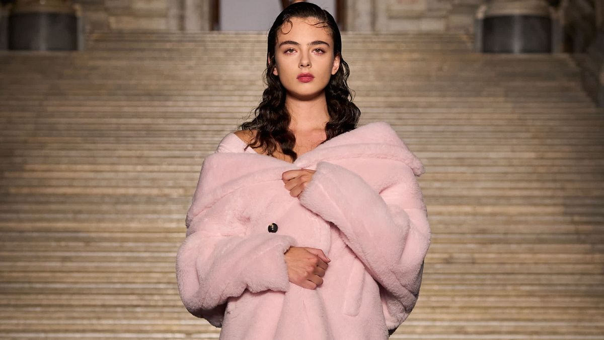Deva Cassel alla Reggia di Caserta per Max Mara Resort 2026 © Ufficio stampa