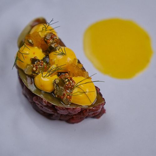 Cervo battuto al coltello, mela, cetriolo e zafferano