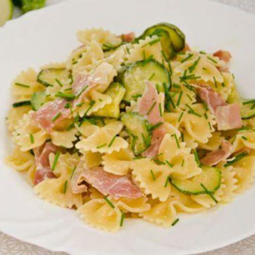 Farfalle con zucchine e speck