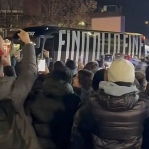 Image for Napoli-Juventus, sassi contro il pullman bianconero. Chiellini: 'Abituati a ben di peggio'