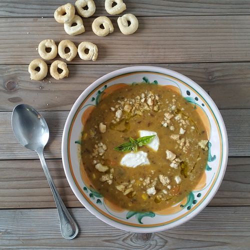 Zuppa di verdura e legumi con crumble di taralli