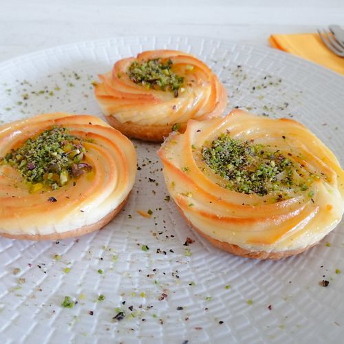 Crostatine alla crema di vaniglia e granella di pistacchi