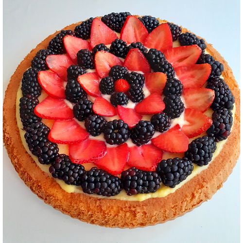 Crostata morbida con more e fragole