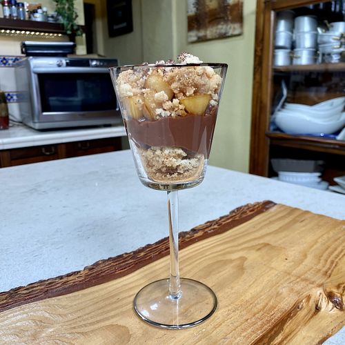 Dolce al cucchiaio di pere caramellate con crema e crumble