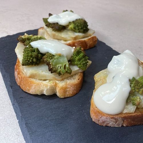 Bruschetta cavolo romanesco e sedano rapa