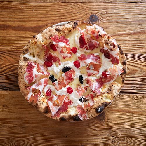 Pizza “Bosko” con fiordilatte, stracciatella, frutti di bosco e capocollo