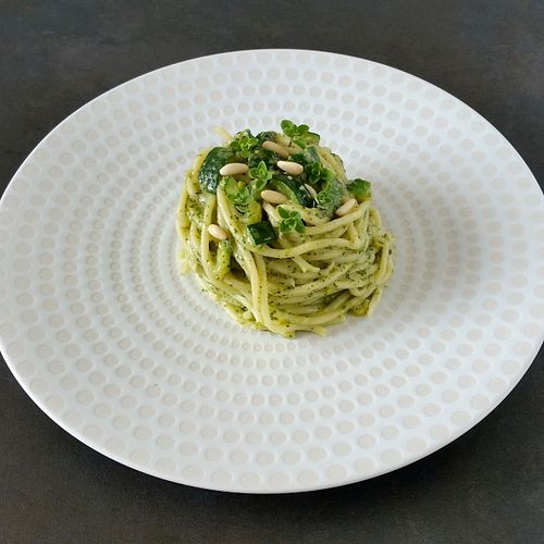 Spaghetti con zucchine, pesto, maggiorana e pinoli
