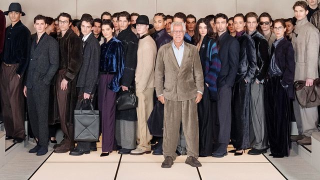 © Ufficio stampa | Giorgio Armani uomo autunno inverno 2026-2027: Leo Dell'Orco con i modelli nel finale di sfilata (credit: SGP)