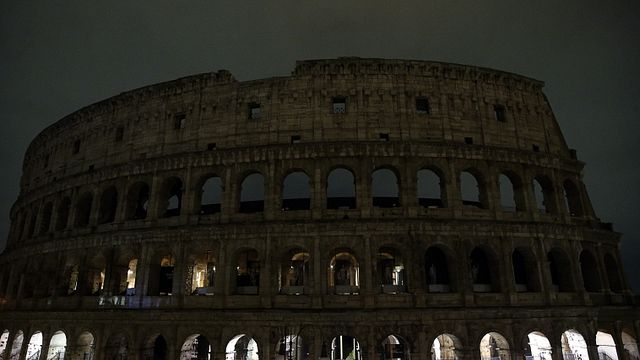 © Ansa | Il Colosseo al buio per l'Earth Hour 2025