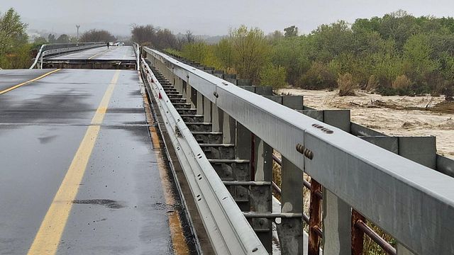 © Comune di Montenero di Bisaccia | Il cedimento del ponte sul fiume Trigno