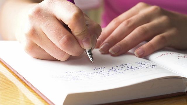 © istockphoto | Crea un album speciale dove incollare fotografie, scontrini, cartoline e scrivergli dolci pensieri romantici. Sarà un regalo graditissimo