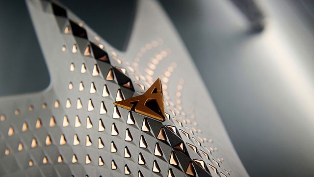 © CUPRA |  Dettagli dei materiali in esposizione all’interno del CUPRA Garage Milano di Corso Como 1 dal 15 al 21 aprile. La reinterpretazione dei codici estetici di CUPRA è raccontata in un percorso che sfida i confini tra materiale e immateriale, grazie a proiezioni digitali e materiali ultra-sensoriali