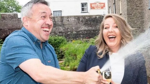 © Facebook |  Richard Davies con la moglie