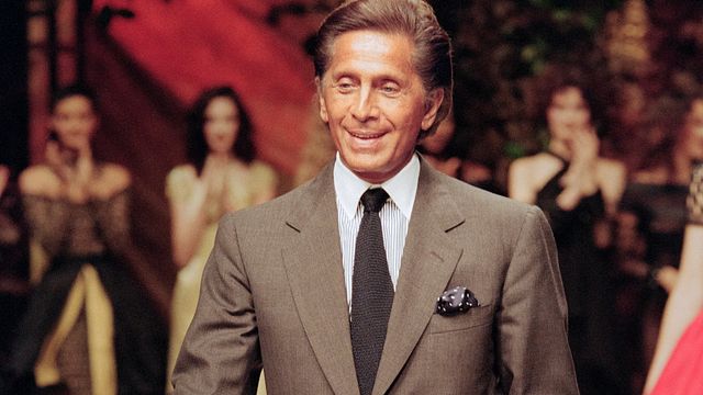 © Afp | Valentino sorride sulla passerella al termine della sfilata della sua collezione haute couture autunno inverno 1994-1995 a Parigi, il 20 luglio 1994 