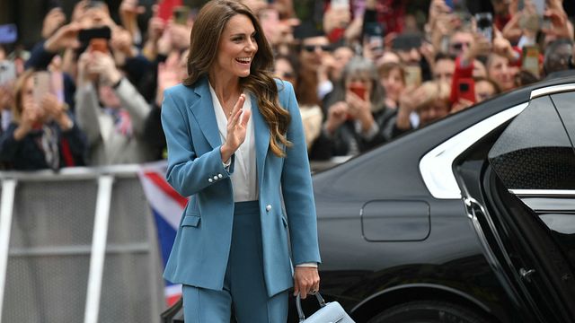 © Afp | Il look della principessa del Galles Catherine, Kate Middleton, al suo arrivo a Reggio Emilia 