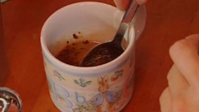 © Da video | Preparare due tazzine di caffè (si può preparare con la moka oppure utilizzare quello solubile)