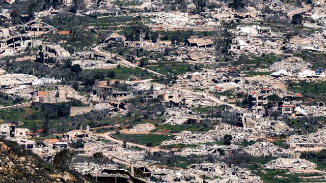© Afp | Quello che rimane del villaggio libanese di Kfar Kila dopo un intenso bombardamento israeliano