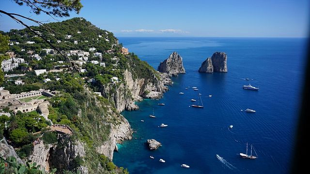 © Istockphoto | Anacapri: la vista sui Faraglioni di Capri