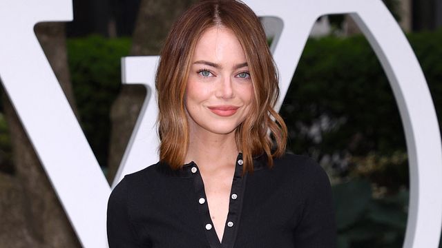 © IPA | Emma Stone con un nuovo taglio di capelli ospite a New York della sfilata di presentazione della collezione Cruise 2027 di Louis Vuitton