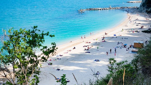 © Istockphoto | Sirolo, la spiaggia San Michele