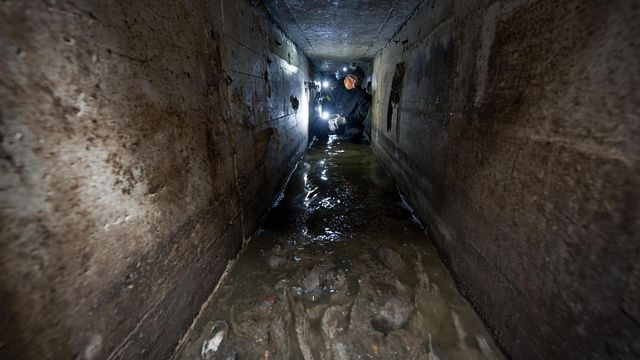 © Ansa | Le operazioni di controllo di un cunicolo fognario nell'ambito di un'operazione contro la banda del buco