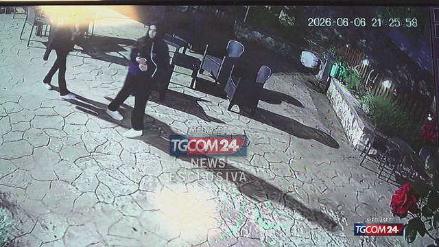 © Da video | Sorelle scomparse, le ultime immagini riprese da una telecamera di videosorveglianza