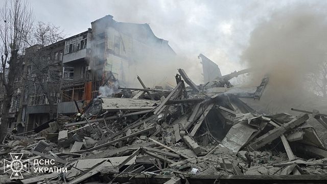 © X | La palazzina di cinque piani rasa al suolo dal bombardamento a Kharkiv