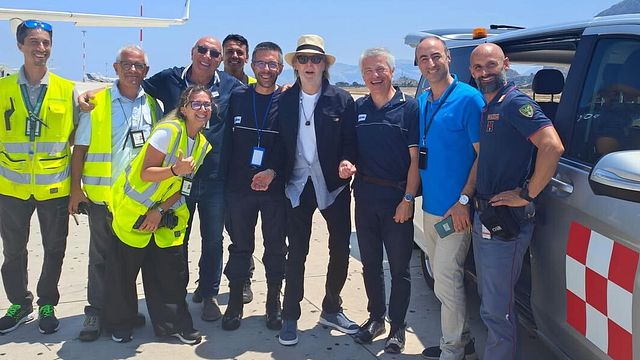 © Instagram | Paul McCartney insieme al personale dell'aeroporto di Palermo