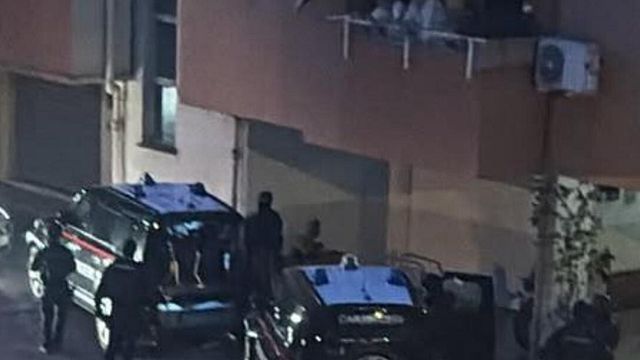 © Carabinieri | Le auto dei carabinieri sotto l'appartamento dove sono state ritrovate le due sorelle a Formia