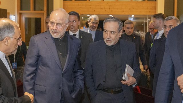 © Ansa |  Mohammad Bagher Ghalibaf, a sinistra, con Abbas Araghchi durante l'incontro con il vicepresidente JD Vance in Svizzera a giugno