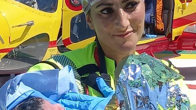 © Areus | Nella foto la bimba tenuta in braccio dalla dott.ssa Maria Berria medico dell’equipe dell’elisoccorso Areus