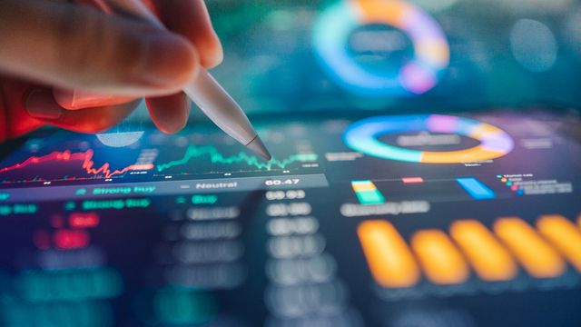  | Millennial and Gen Z new investing using Ai finanace interact with an AI data finance assistant on a tablet, showcasing the integration of artificial intelligence in financial management.