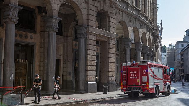 © Ansa | I vigili del fuoco di Milano intervenuti per domare le fiamme scoppiate sul tetto di uno stabile nei pressi della Rinascente, accanto a piazza Duomo