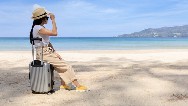 © Istockphoto | vacanza spiaggia valigia