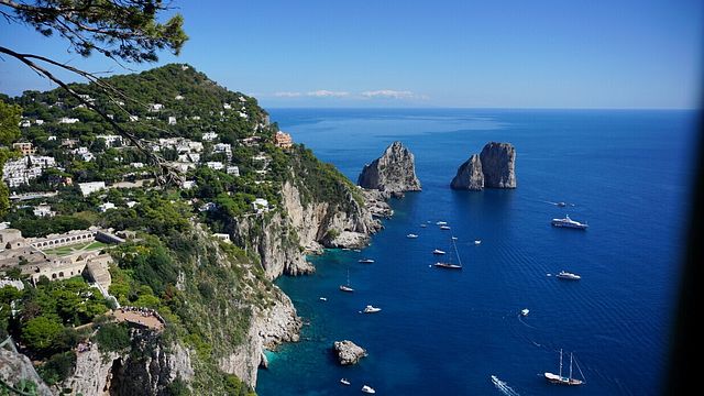 © Istockphoto | Anacapri: la vista sui Faraglioni di Capri