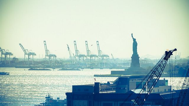 © Istockphoto | La Statua della Libertà e, sullo sfondo, il porto di New York