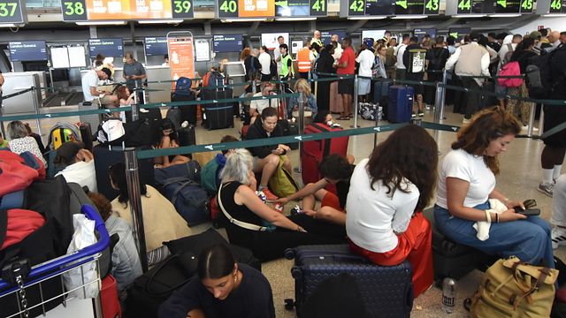 © Ansa | Passeggeri in attesa all'aeroporto di Catania